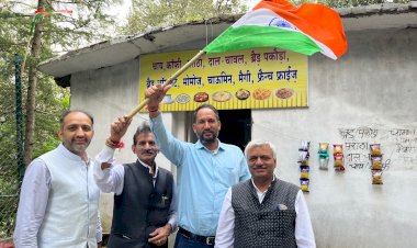 शिमला, भाजपा के प्रदेश कोषाध्यक्ष संजय सूद ने अन्नाडेल शिमला में राष्ट्रीय ध्वज फहराया।