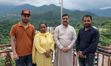 भाजपा प्रदेश अध्यक्ष सुरेश कश्यप ने पच्छाद स्थित अपने आवास पर तिरंगा फहराया।