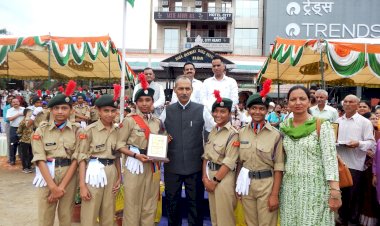 नाहन चौगान में आयोजित हुआ उप-मण्डल स्तरीय स्वतंत्रता दिवस समारोह एस डी एम रजनेश कुमार ने तिरंगा फहराकर ली परेड की सलामी