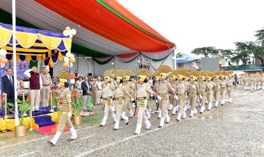 मुख्यमंत्री ने जिला सिरमौर के सराहां में राज्य स्तरीय स्वतंत्रता दिवस समारोह की अध्यक्षता की  मुख्यमंत्री ने राष्ट्रीय ध्वज फहराया तथा राज्य पुलिस, गृह रक्षक, एनसीसी, एनएसएस की टुकड़ियों से सलामी ली