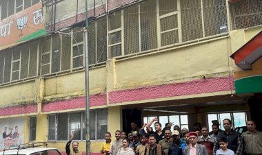 भाजपा मुख्यालय दीपकमल चक्कर पर राष्ट्रीय ध्वज फहरा