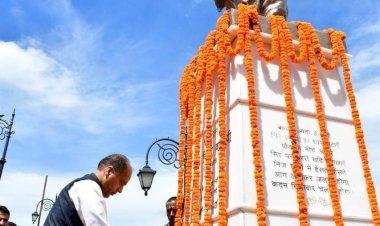 मुख्यमंत्री ने पूर्व प्रधानमंत्री को श्रद्धांजलि अर्पित की