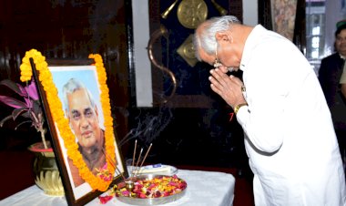 राज्यपाल ने भारत रत्न अटल बिहारी वाजपेयी को श्रद्धांजलि अर्पित की