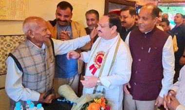 नड्डा को अपने पुराने दिन याद आ गए एचपीयू में कार्यक्रम के बाद समर हिल स्थित ठाकुर स्वीट शॉप पर पहुंचे।