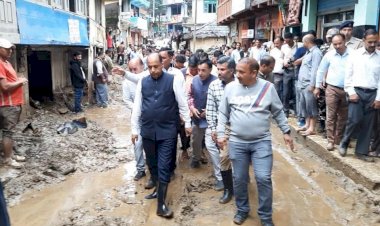 मुख्यमंत्री ने बाढ़ प्रभावित थुनाग क्षेत्र का दौरा कर राहत कार्यो में तेजी लाने के निर्देश दिए