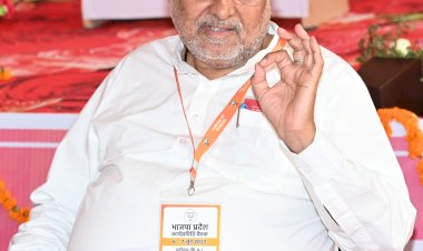 मुख्यमंत्री और बाद में देश के प्रधानमंत्री  के रूप में नरेन्द्र मोदी  के 20 वर्ष , सेवा , सुशासन और समर्पण के रहे  अविनाश राय खन्ना