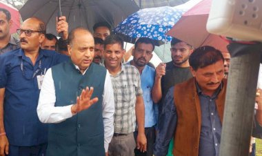 मुख्यमंत्री ने चम्बा जिले के सिहुंता क्षेत्र में भारी बारिश से प्रभावित परिवारों के राहत शिविर का दौरा किया