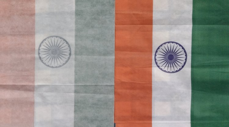 एक तरफ  प्रिंट हुए तिरंगे बेचे जा रहे हैं