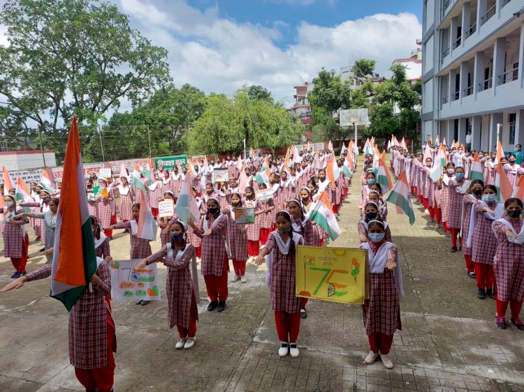 कन्या स्कु ल नाहन की छात्राओं ने निकाली तिरंगा यात्रा