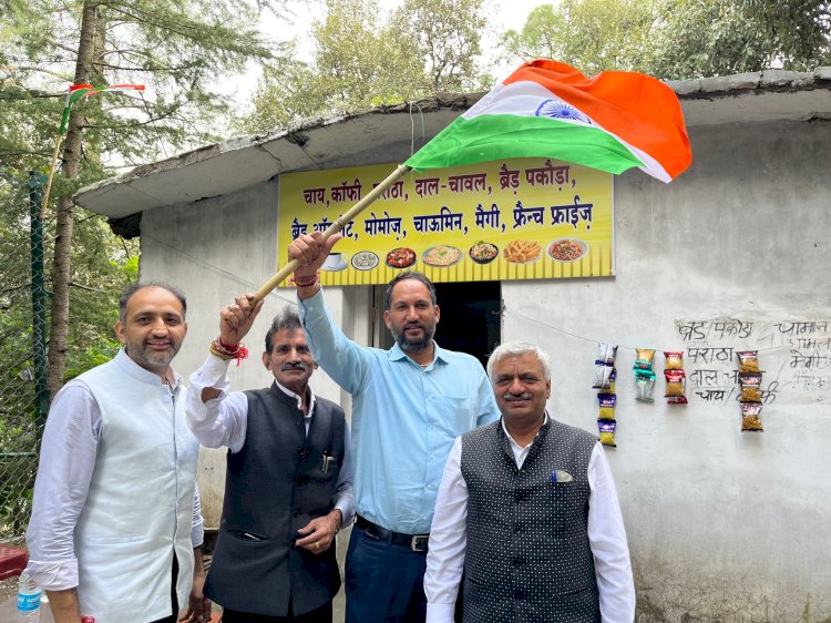 भाजपा के प्रदेश कोषाध्यक्ष संजय सूद ने अन्नाडेल शिमला में राष्ट्रीय ध्वज फहराया