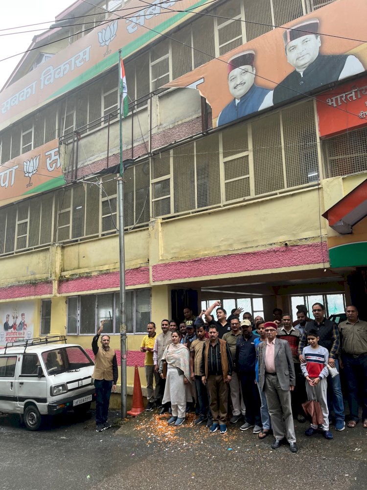 भाजपा मुख्यालय दीपकमल चक्कर पर राष्ट्रीय ध्वज फहरा