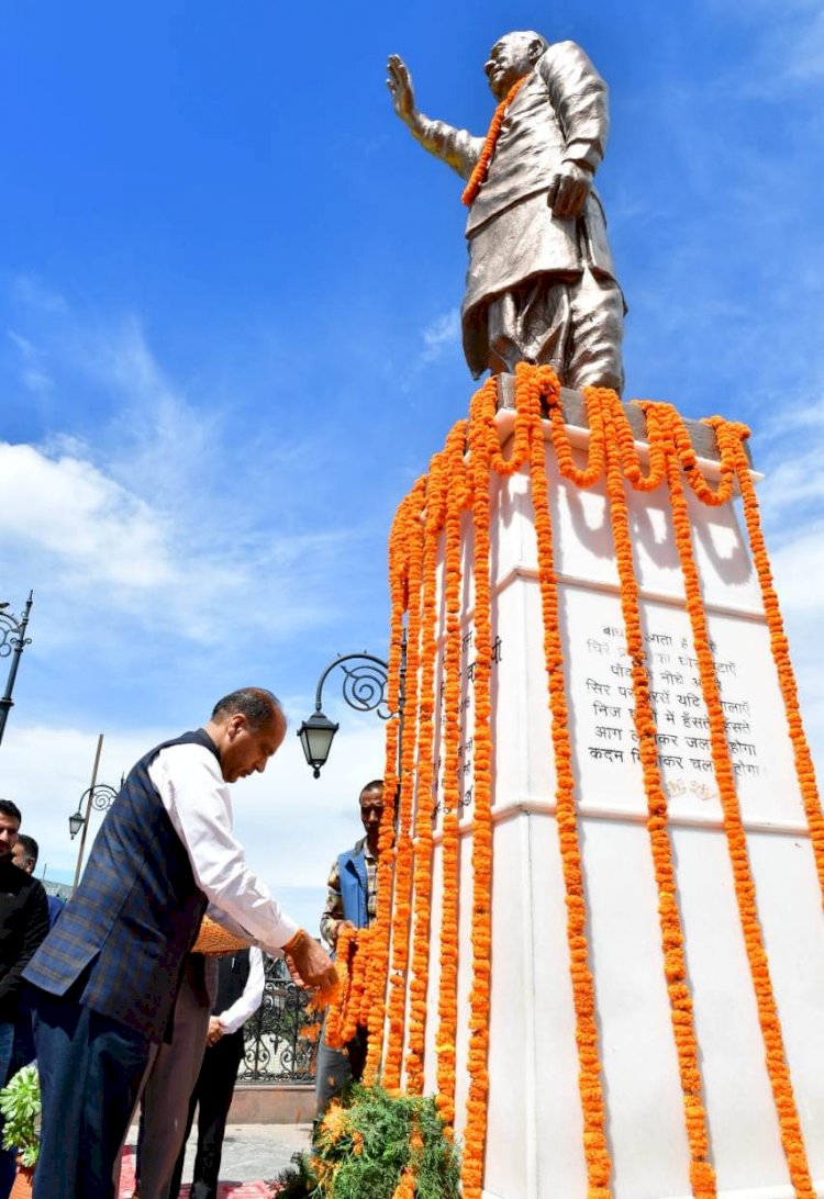 मुख्यमंत्री ने पूर्व प्रधानमंत्री को श्रद्धांजलि अर्पित की