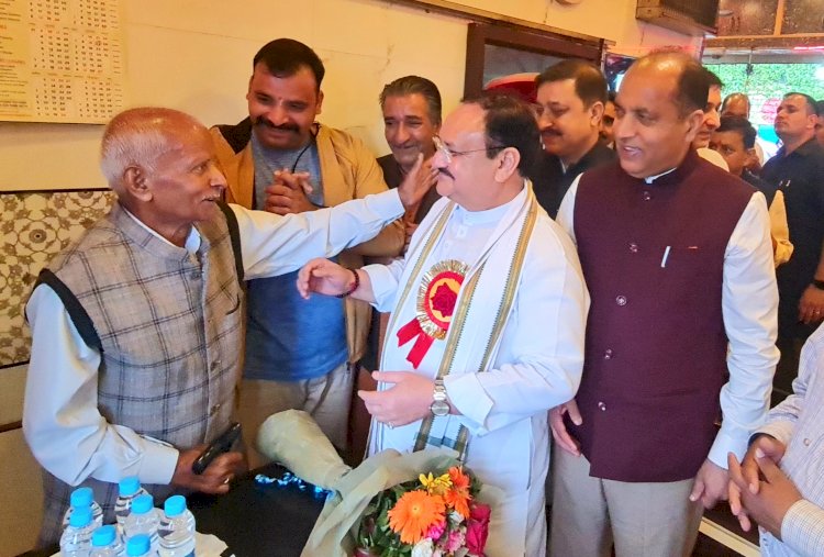 नड्डा को अपने पुराने दिन याद आ गए एचपीयू में कार्यक्रम के बाद समर हिल स्थित ठाकुर स्वीट शॉप पर पहुंचे।