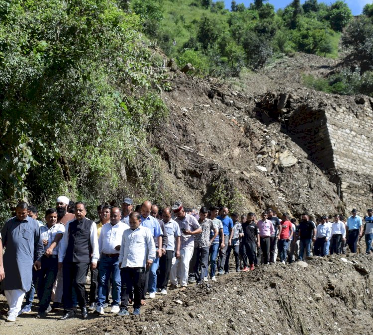 मुख्यमंत्री ने मण्डी जिला के आपदा प्रभावित क्षेत्रों का दौरा किया प्रभावितों को प्रदान की 44 लाख रुपये की सहायता राशि