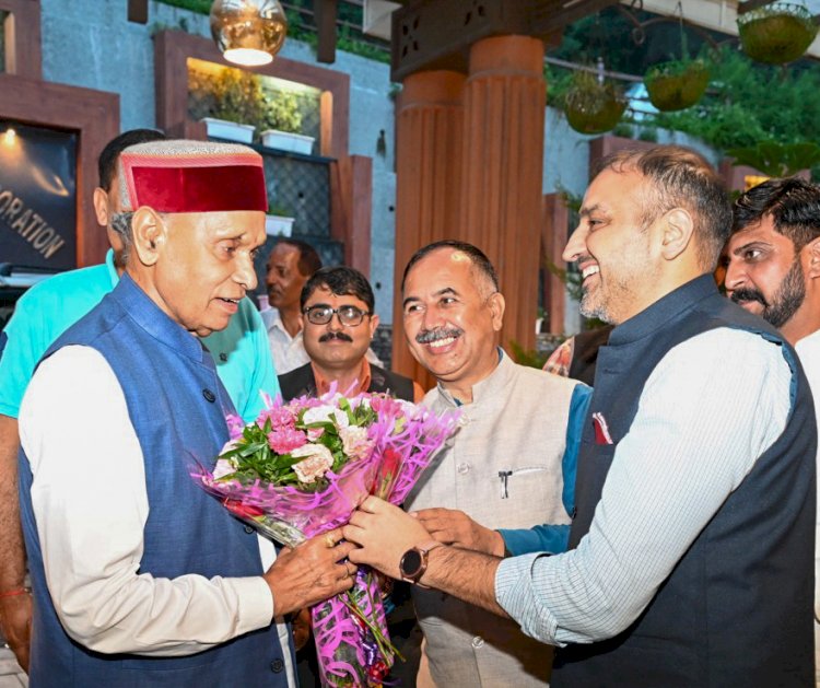 पूर्व मुख्यमंत्री और भाजपा के वरिष्ठ नेता प्रो प्रेम कुमार धूमल का विली पार्क पहुंचने पर जोरदार स्वागत