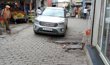 कच्चा टैंक क्षेत्र प्रमुख सड़क पर लगाए  स्टील के  जाले  परेशानी का सबब   - बरसाती पानी नाली में डालने के लिए नप प्रशासन लगाए थे