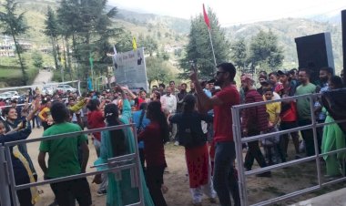 दिलीप सिरमौरी ने नौहराधार में युवाओं को मतदान के लिए किया जागरूक