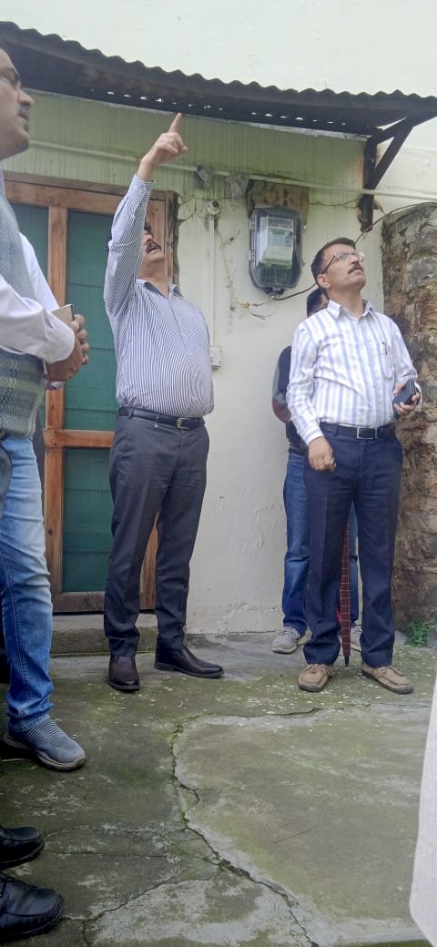 वन विभाग की भूस्खलन वाले भावनो पर कड़ी नज़र : आर के गुप्ता आर के गुप्ता ने भूस्खलन प्रभावित कालोनी का किया दौरा
