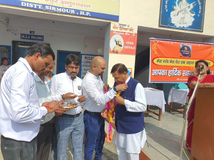 माजरा में 7 करोड़ की लागत से लगाए जा रहे हॉकी एस्ट्रोटर्फ कार्य का निरीक्षण किया विधायक ने