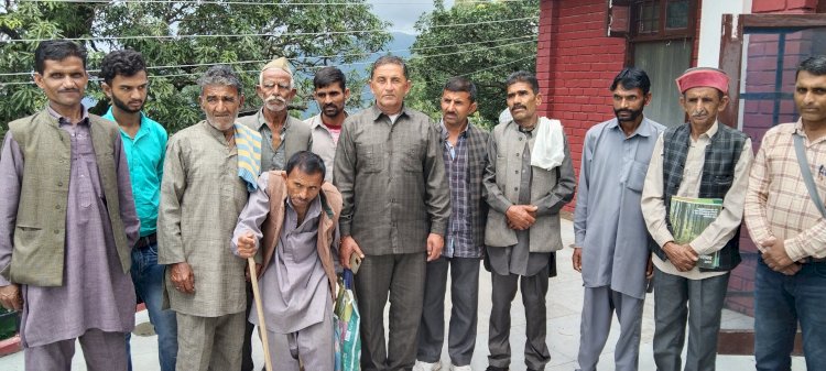 जमीनों का मालिकाना हक देने की माँग  डीसी को ज्ञापन सौंपा शिलाई क्षेत्र के ग्रामीणों ने