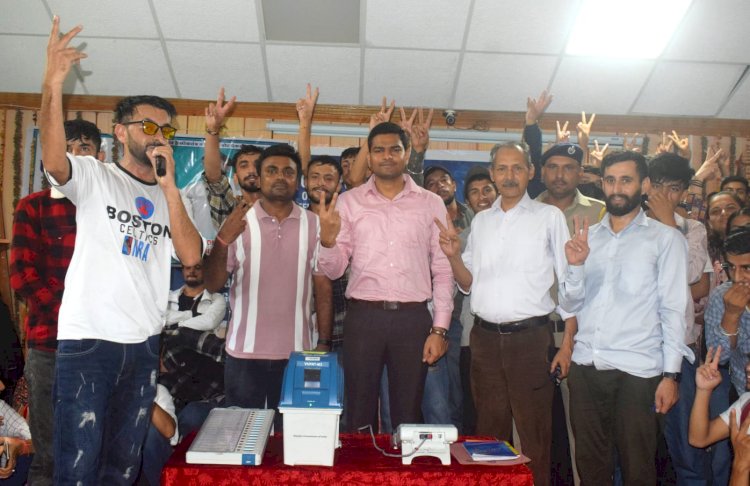 दिलीप सिरमौरी ने डिग्री काॅलेज नाहन में युवाओं को मतदान के लिए किया जागरूक