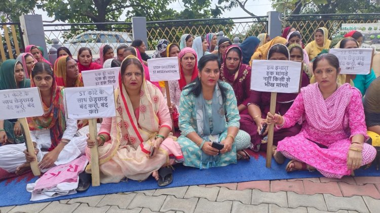 . गुर्जर समुदाय की महिलाओं ने धरना लगाया   7.5 प्रतिशत  आरक्षण कोटे को रखा जाए सुरक्षित