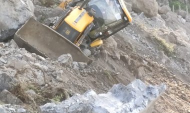 पहाड़ी गिरने से 24 घंटे से बंद है सोलन-बागथन रोड