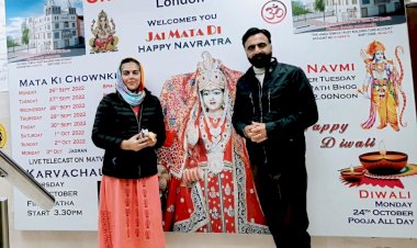 श्री  राम मन्दिर लन्दन में   दिवाली  त्यौहार में पूजा अर्चना करता  एक हिमाचली परिवार