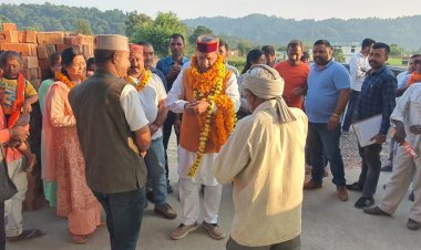 नाहन :बनक ला में जनसम्पर्क में जुटे  डा. राजीव बिंदल।