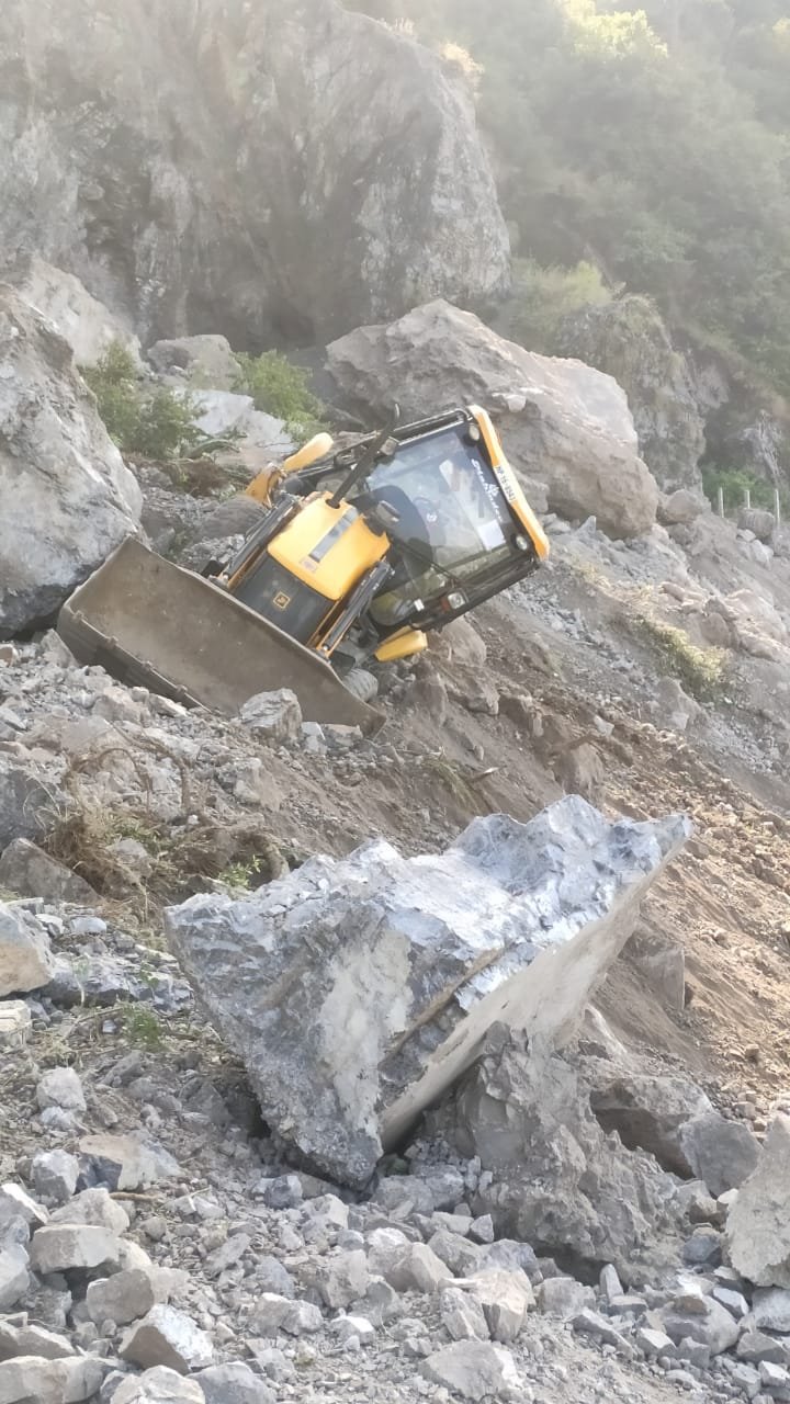 पहाड़ी गिरने से 24 घंटे से बंद है सोलन-बागथन रोड