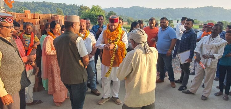 नाहन :बनक ला में जनसम्पर्क में जुटे  डा. राजीव बिंदल।
