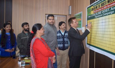 डीसी ने चाइल्ड लाइन से दोस्ती सप्ताह के तहत हस्ताक्षर अभियान से की शुरूआत