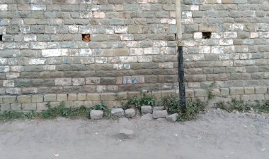 शहर में सड़कों के किनारे पड़े सैकड़ों पत्थर रोड़े   -नगर परिषद ने जहमत नहीं उठाई