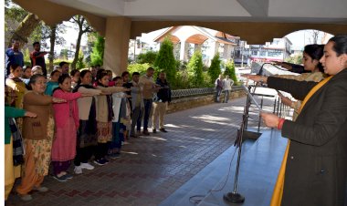 अतिरिक्त उपायुक्त ने संविधान दिवस पर अधिकारियों-कर्मचारियों को दिलाई शपथ