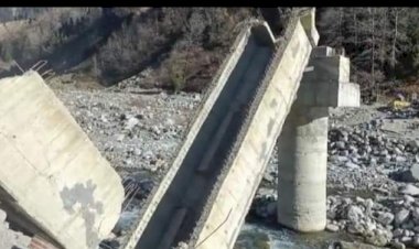 पर्यटन नगरी मनाली में निर्माणाधीन ब्रिज गिरा, बाल-बाल बचे मजदूर बड़ा हादसा टला