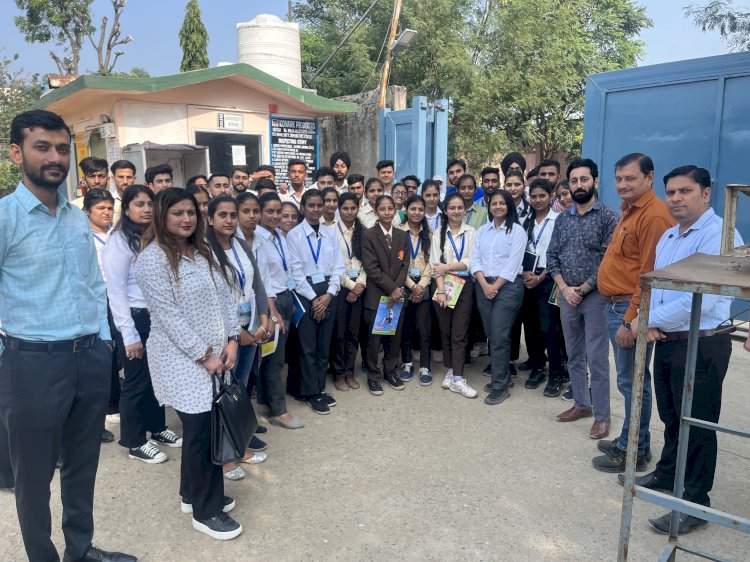 हिमालयन ग्रुप के छात्रों ने किया औद्योगिक भ्रमण