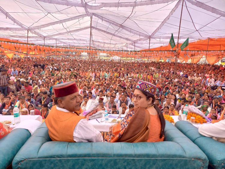 कांग्रेस का नेतृत्व पाप का घड़ा लेकर देश में घूम रहा स्मृति ईरानी
