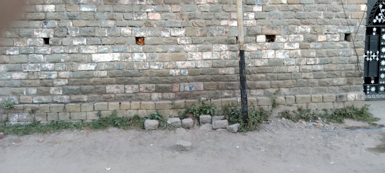 शहर में सड़कों के किनारे पड़े सैकड़ों पत्थर रोड़े -नगर परिषद ने जहमत नहीं उठाई