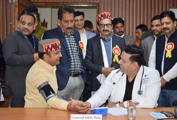 पत्रकारों की सेहत जांचने को जोनल अस्पताल धर्मशाला में लगा स्वास्थ्य कैंप