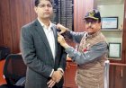 सशस्त्र सेना झंडा दिवस पर डीसी को लगाया झंडा
