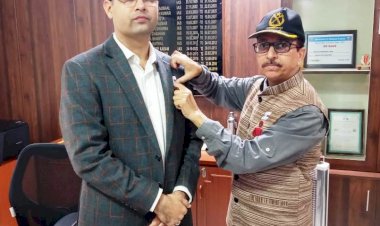 सशस्त्र सेना झंडा दिवस पर डीसी को लगाया झंडा