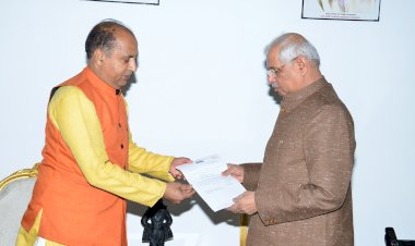 मुख्यमंत्री ने राज्यपाल को अपना इस्तीफा सौंपा