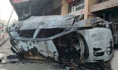 अनियंत्रित होकर पलटी कार, पलटने के बाद कार में लगी आग, लाखों का नुकसान