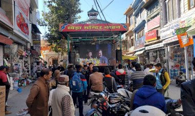 बड़ा चौक नाहन में लोगों ने एलईडी के माध्यम से देखा प्रदेश सरकार का शपथग्रहण समारोह