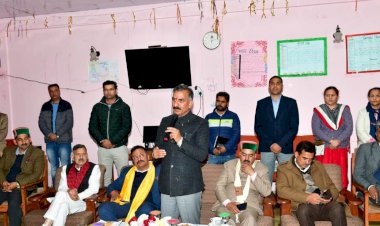 मुख्यमंत्री ने शिमला में बालिका आश्रम की बालिकाओं को मिठाई वितरित कीं