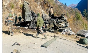 दर्दनाक हादसा  : अनियंत्रित होकर खाई में गिरा सेना का वाहन,16 जवानों की मौत