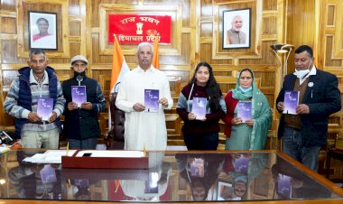 राज्यपाल ने कविता पुस्तक का विमोचन किया