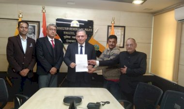 पुलिस महानिदेशक संजय कुंडू से भेंट कर भाजपा के पूर्व मंत्री विधायक विक्रम ठाकुर के खिलाफ एक शिकायत पत्र सौंपा।