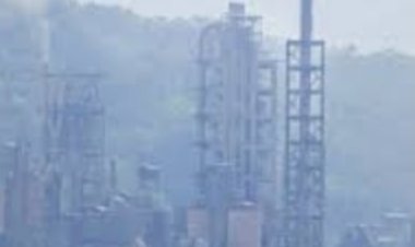 ट्रक ऑपरेटरों ने सड़क पर फेंक कर फाड़ डाली सीमेंट की बोरियां , उग्र हुआ आंदोल