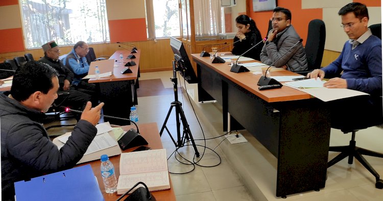 राजनीतिक दलों के प्रतिनिधियों की उपस्थिति में मतगणना कर्मचारियों की रैंडमाइजेशन संपन्न